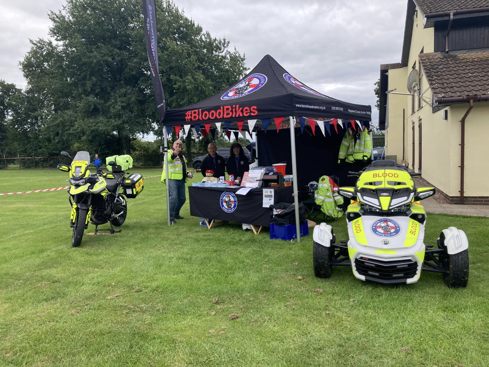 Sampford Peverell Historic Vehicle Gathering Supports Devon Freewheelers With A Very Generous Donation